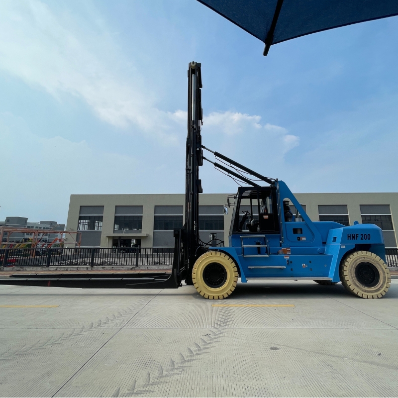 SOCMA HNF-200 Marina-Gabelstapler für Bootshebevorgänge in Yachthäfen