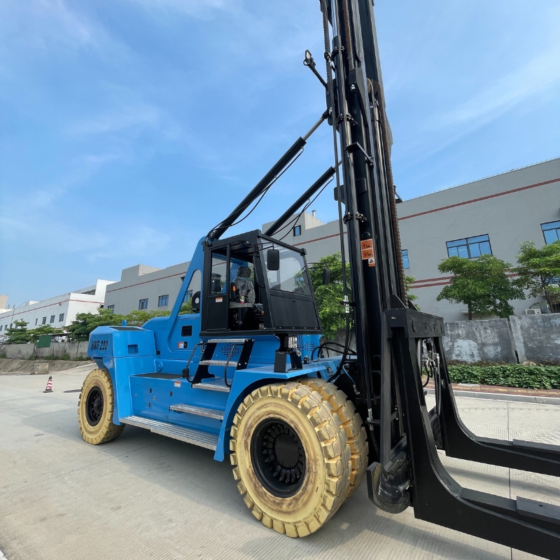 SOCMA HNF-200 Marina-Gabelstapler für Bootshebevorgänge in Yachthäfen