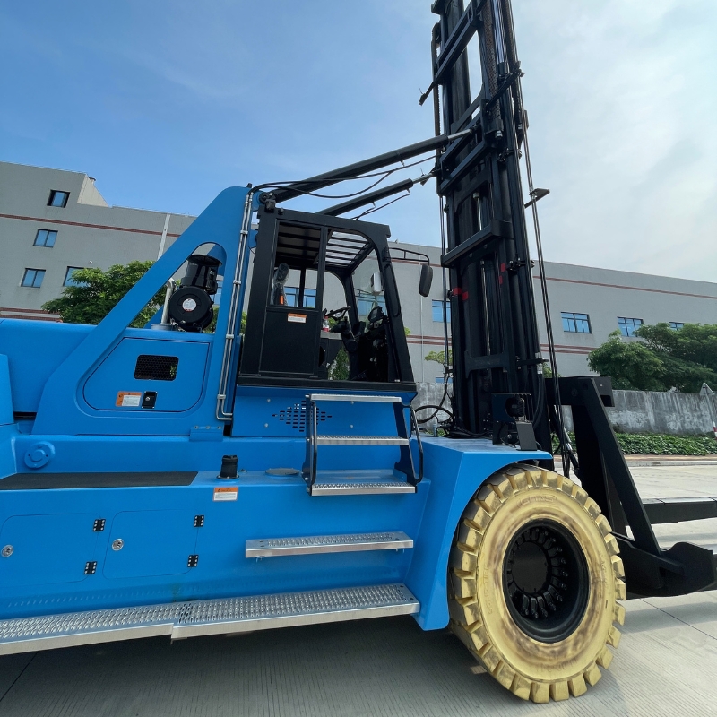 SOCMA HNF-250 Marina-Gabelstapler für Bootshebevorgänge in Yachthäfen