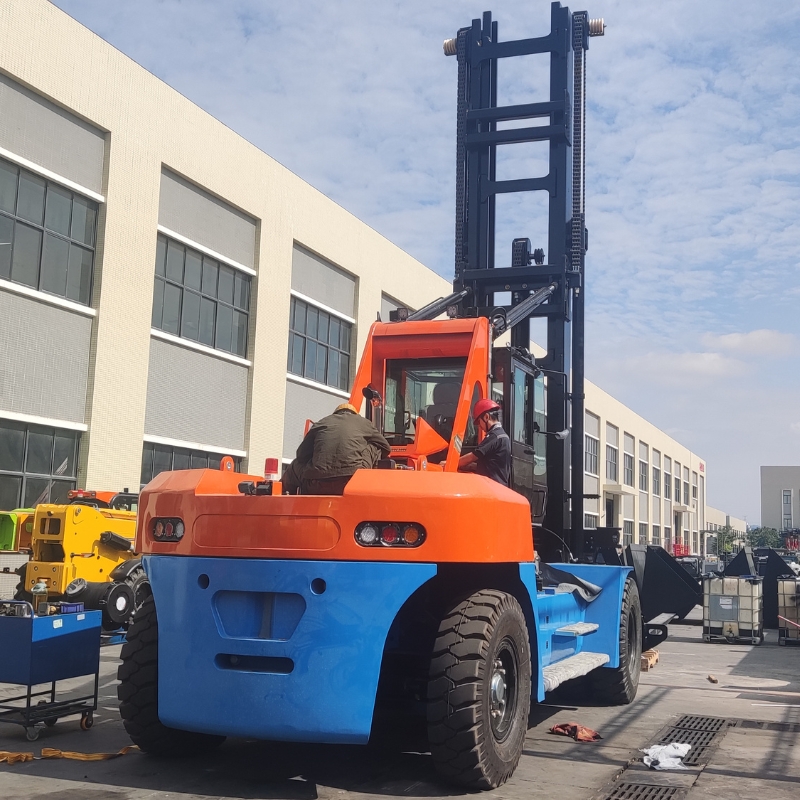 SOCMA HNF-250 Marina-Gabelstapler für Bootshebevorgänge in Yachthäfen